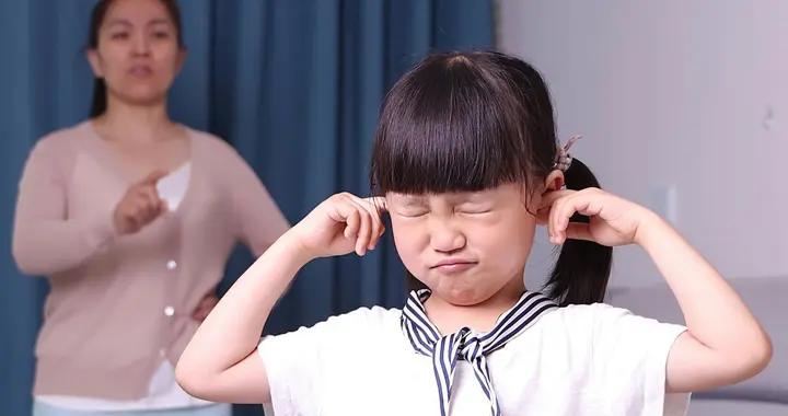 孩子突然變“刺蝟”？青春期心理密碼大拆解，家長必看的溝通指南