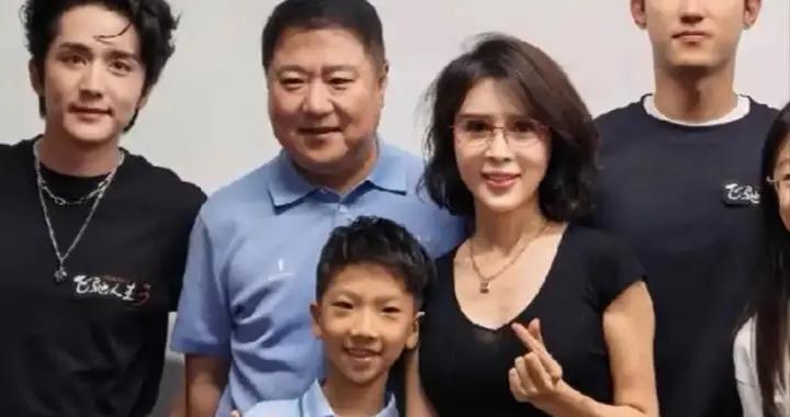 金巧巧一家現身路演，兒女和黃渤合影都變好看了，富豪老公很儒雅