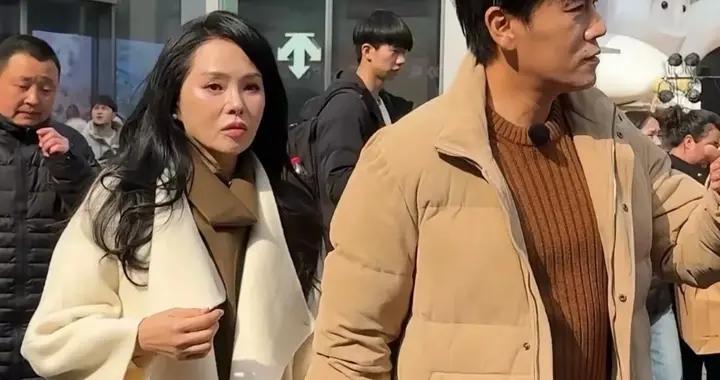 伊能靜陪秦昊回瀋陽，穿白大衣吊牌都沒摘，看着比小10歲老公顯嫩