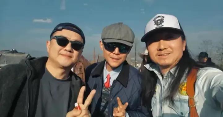 李亞鵬現身大理，和網紅大冰坐馬路邊聊天煙不離手，也想流浪了！