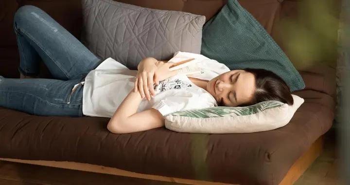 睡覺該不該枕枕頭？不枕利弊要清楚，別傷了頸椎