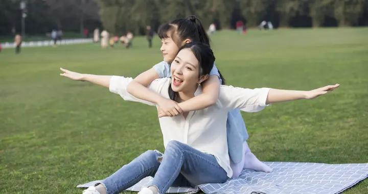 10歲女孩被60歲繼父強行樓抱親吻，親媽熟視無睹，公安婦聯：沒事