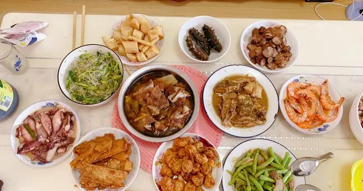 曬親媽準備的一桌飯菜，朋友圈火了，網友：家裏有礦，喫不起！