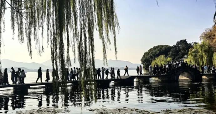 4604.3萬人次、679.5億元！2026年春節浙江省全域遊客數創新高