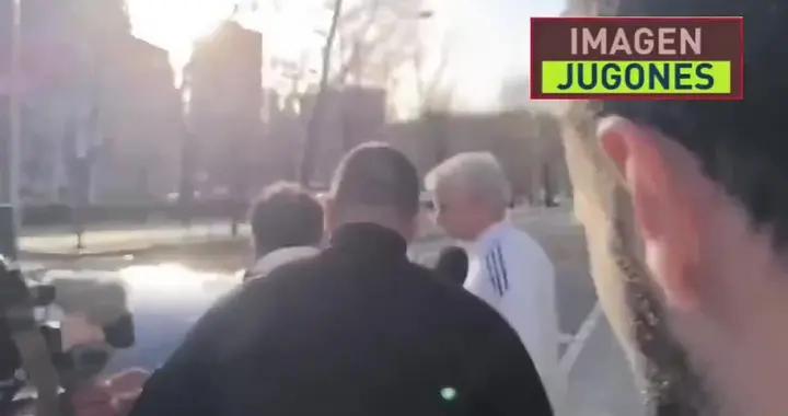 穆里尼奧出現在馬德里街頭，並與球迷合影