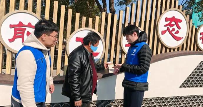 當“藍馬甲”走進崇明田野：一堂在田埂邊的金融安全課