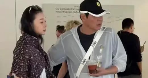 57歲范志毅法國度假，小17歲老婆打扮洋氣瘦又美，和大將軍一樣高