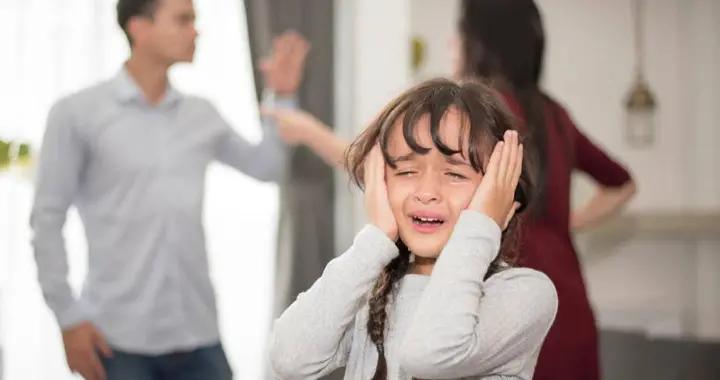 “吵架把娃扔下河”父親並非情緒失控而是謀殺，網友怒罵：畜生