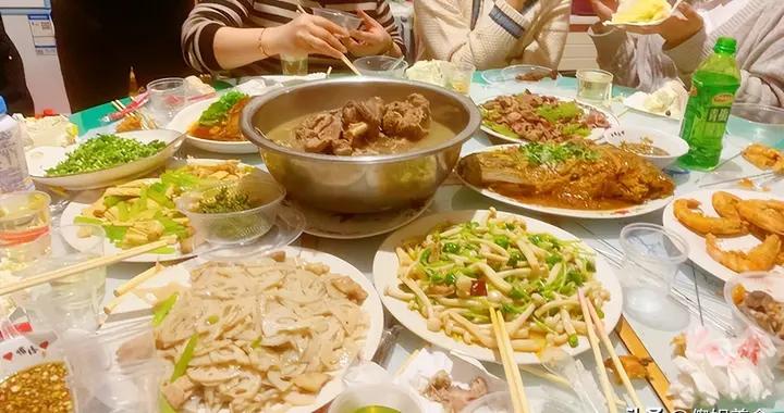 山東一女子回孃家，曬親哥哥做的一桌飯菜，網友：缺嫂子嗎？