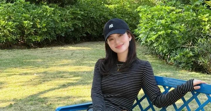 “條紋T恤+牛仔褲”，開春這麼穿，極簡極奢風也充滿高級感