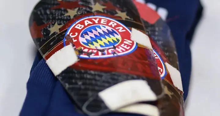 這就是愛，穆勒目前仍佩戴着帶有拜仁圖案的護腿板