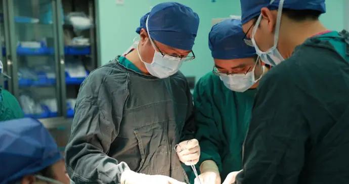 武漢大學人民醫院巧除直徑半米巨瘤