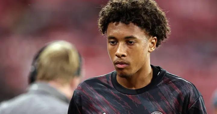 拜仁官方：17歲後衛基亞拉已接受手術；據悉賽季報銷