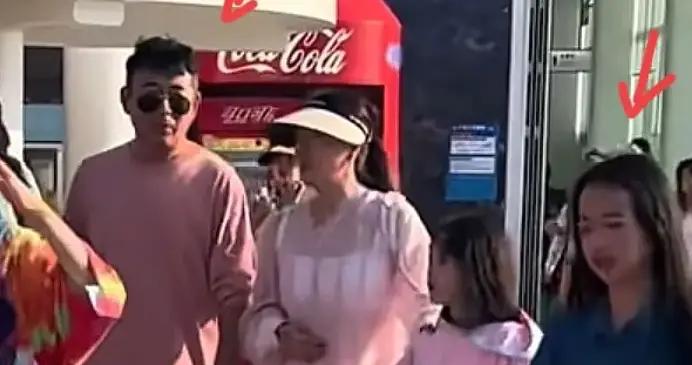 王志飛經超兩家三亞過年，45歲小李琳穿粉裙甜美，王定涵像大媽