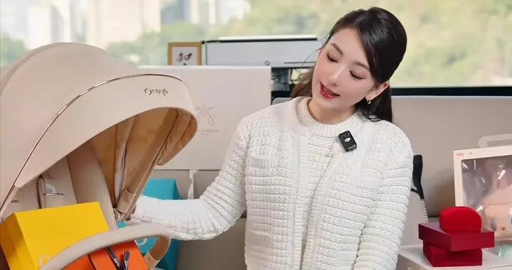 方媛曬3胎女兒滿月禮，小金鎖玉手鐲一籮筐，3500的嬰兒車算平價