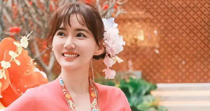 36歲江鎧同泉州旅遊，穿“娘惹”服配花簪頭，甜美嬌俏撞臉毛曉彤