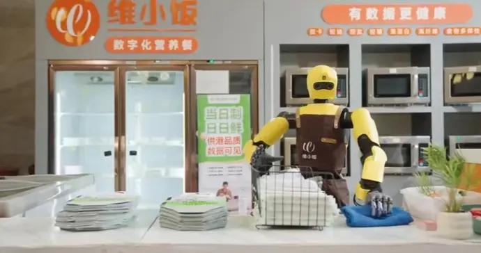 人形機器人開始在餐飲店“打工”，跨維智能機器人落地“鴻小飯堂”