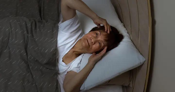 睡覺時總在凌晨3、4點醒來，醫生直言：一般提示5大疾病，別忽視