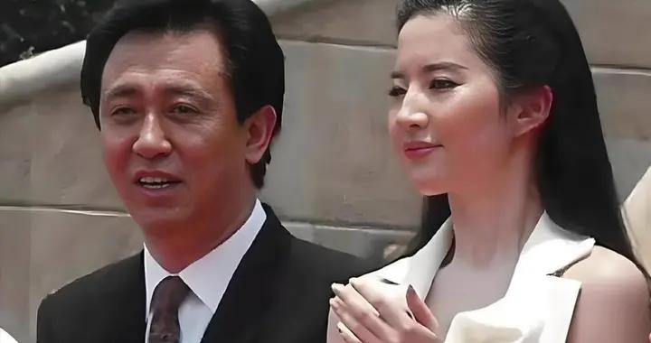 許家印被判刑沒幾天，荒謬的一幕出現！