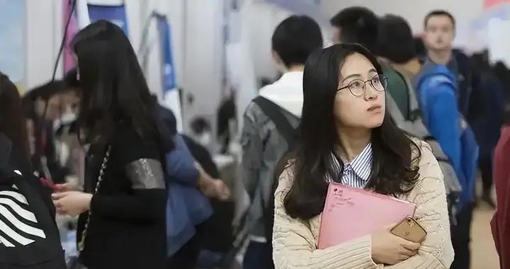 2026 職場大變天！AI 無差別替代打工人，文科生理工生誰更慘？
