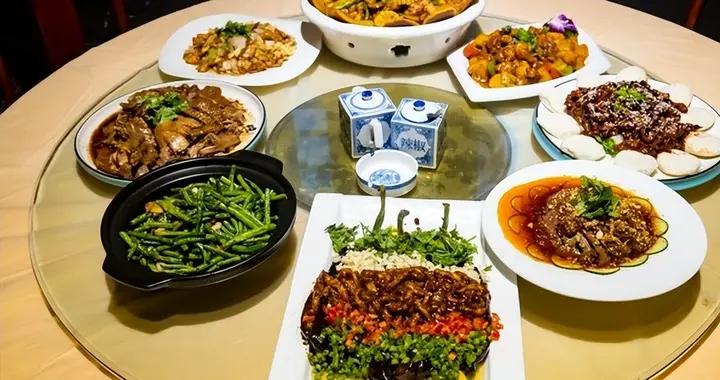 飯店裏喫飯，這6道菜是預製菜“重災區”，又貴又難喫，建議少點