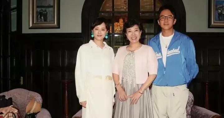 孫儷給媽媽高調慶生，孫母穿亮片裙戴金鐲像明星，鄧超打扮似小夥