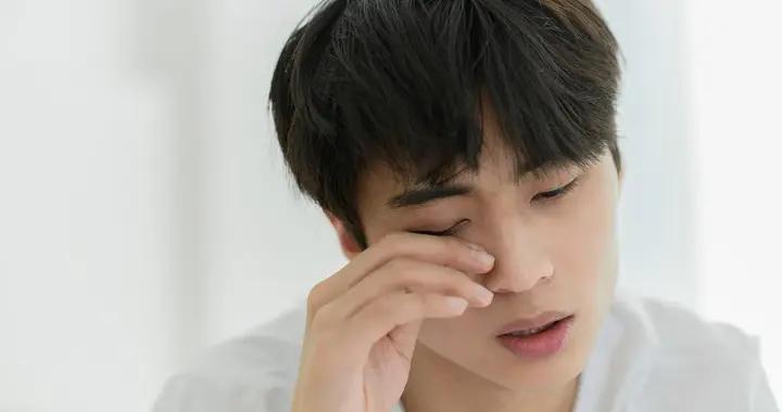 眼白出血不痛不癢？不是單純上火，兩類原因自查