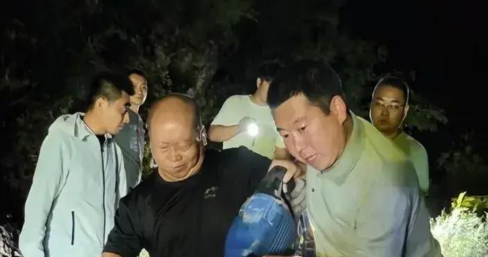 電話一響，放下賬本就走：他拉起83人救援隊，三年出動上千次