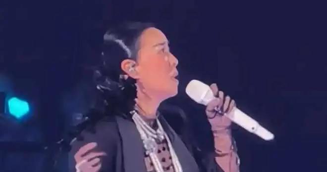 官方：那英演唱會片段化演唱《彎彎的月亮》，不屬於變更節目報批