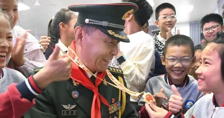 一排軍功章，點亮大山少年的目光