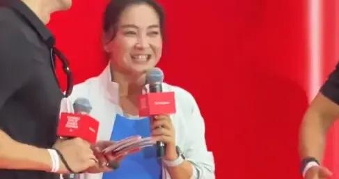 賈玲又胖起來，本人回應：實在維持不住，網友：我們玲兒又回來了
