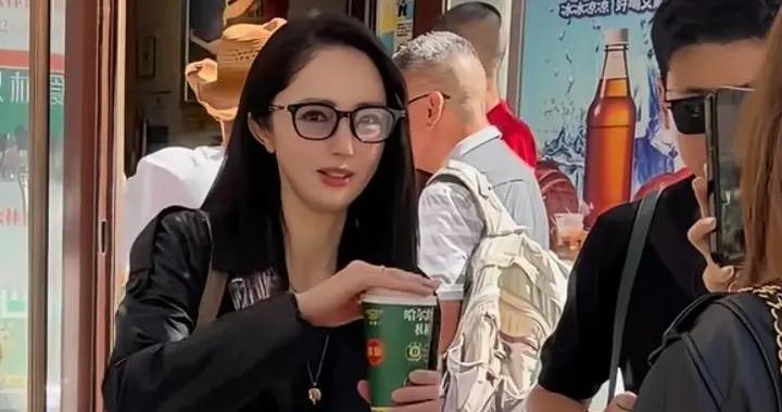 46歲董璇哈爾濱錄節目，皮衣配半裙身材55分，身邊3助理忙前忙後