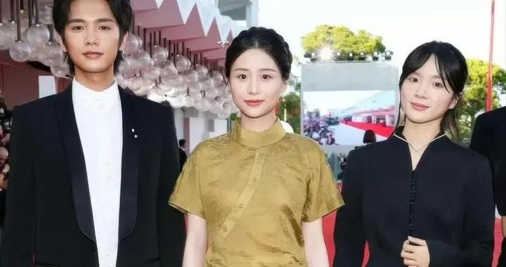 阿嬤劇組亮相威尼斯，王曉慧穿新中式溫婉大方，王彥桐西裝不合身
