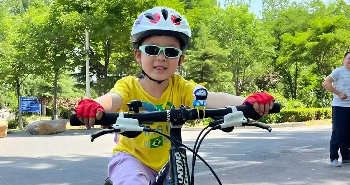 影帝黃渤騎行摔成鎖骨骨折！你家孩子騎車，這3件事不要去賭運氣