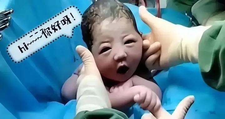 “最美新生兒”難得一見，見到醫生笑着握手，瞭解2個原因6個反射
