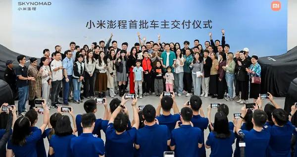 雷軍成都交付澎程新車 偶遇初代小米手機雙胞胎機主