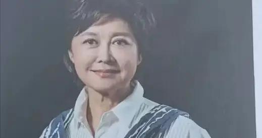 敬一丹靈堂遺照曝光，女兒丈夫悲傷露面，董卿、朱軍穿黑衣送別