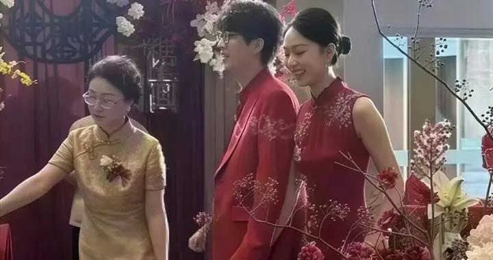 許嵩馮禧大婚照曝光，岳母穿黃色旗袍優雅出鏡，一看就是文化人！