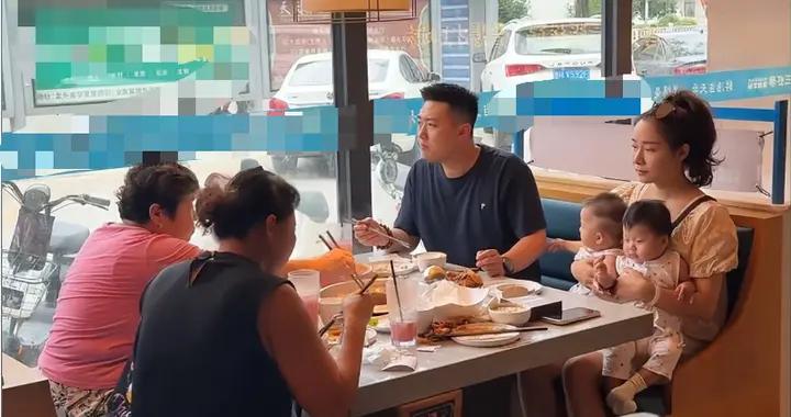 一家人喫火鍋，雙胞胎媽媽雙手各抱一娃咽口水乾看，評論區炸鍋