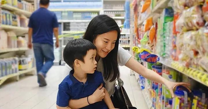 孩子超市喝水空瓶買單被要求十倍賠償，媽媽兩個問題讓老闆道歉