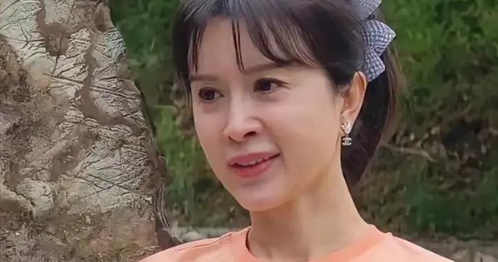錢再多有這麼用，嫁百億總裁的金巧巧，51歲還爲父母操破碎了心