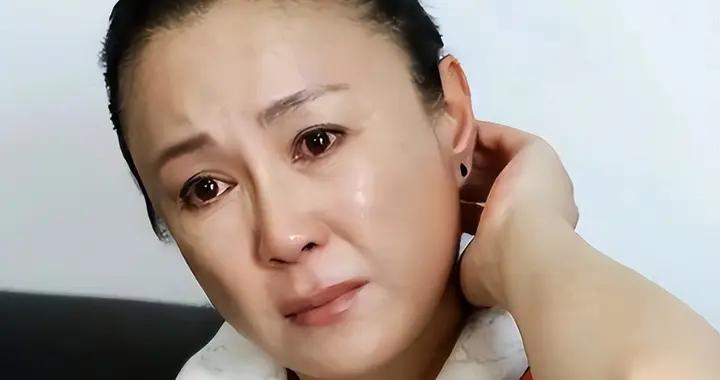 36歲離婚，52歲入獄，59歲獨生子去世，現在62歲的她獨自爬六樓