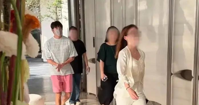王曉晨擰巴5年終妥協，俞灝明上海買婚房七八人陪同，黃曉明也在