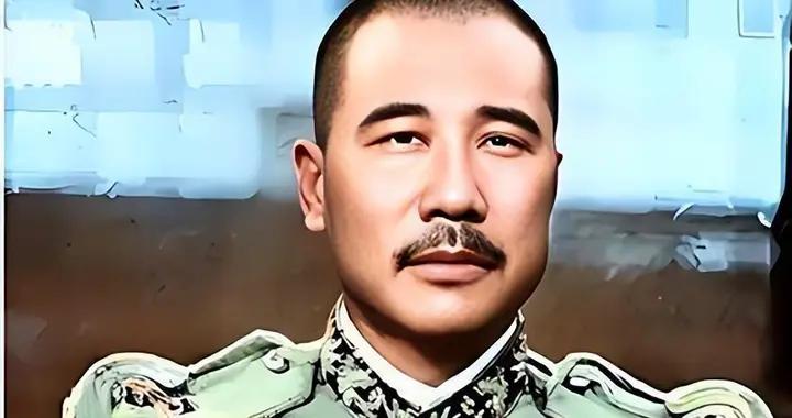 張宗昌槍斃一個逃兵，斃字不會寫，想改成打200軍棍，棍字也不會