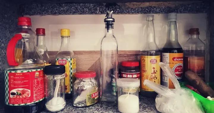 廚房這1種調料趕緊扔！不僅有毒還易患癌，很多人還天天喫