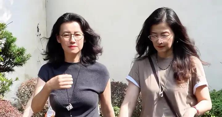 52歲劉琳同框51歲梅婷，同穿上衣塞褲腰氣場強，一個喫葷一個喫素