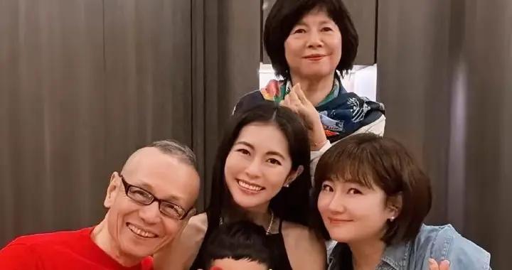 44歲任家萱曬全家福，臉腫腰粗胖到150斤，還沒結婚又被疑懷二胎