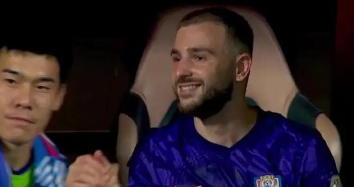 記者：昨晚阿代米和于根偉指導聊了挺久，阿代米哭了