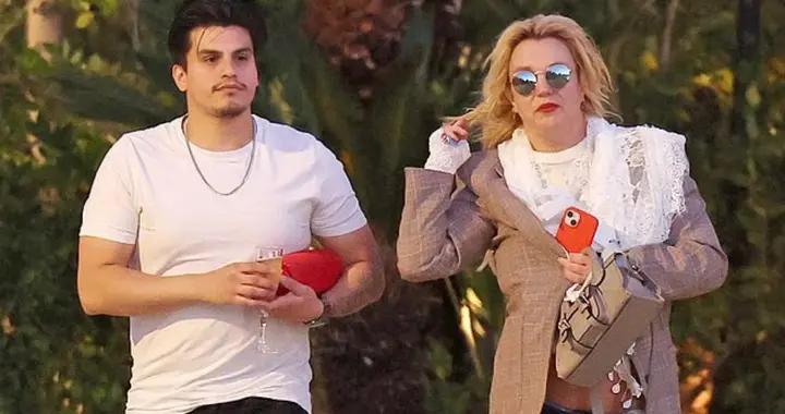 43歲小甜甜布蘭妮顯蒼老，身材發福臉蛋圓，穿西裝露個大肚腩好潮