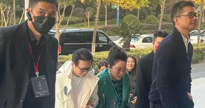 向太夫婦杭州看房，買4000萬豪宅證沒破產，穿涼拖露紅腳趾不雅觀